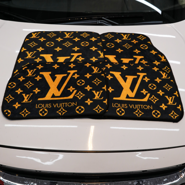 Sarı Siyah LV Desenli Dijital Baskılı Universal Her Araca Uyumlu Makinede Yıkanabilir Oto Paspas Halı Seti
